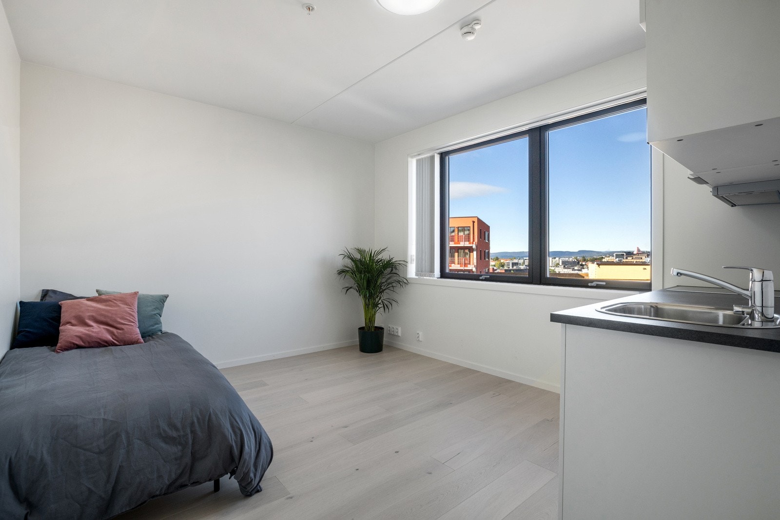 Utleiedel med mye naturlig lys. Det er satt inn lamellgardiner på alle vinduer. Galleribilde