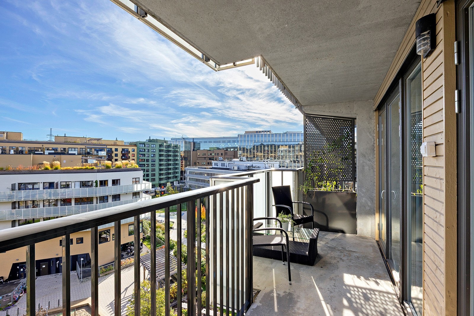 Balkongen vender mot øst og byr på morgensol. Det er direkte adkomst til takterrassen som har sol hele dagen. Galleribilde