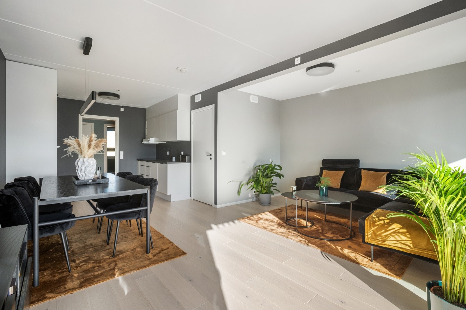 Leiligheten er opprinnelig en 5-roms leilighet, her er vegg i stuen tatt ned. Galleribilde