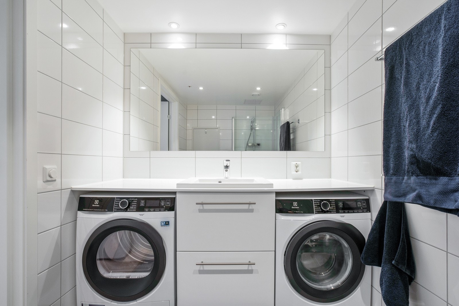 Bad med plass til både vaskemaskin og tørketrommel Galleribilde