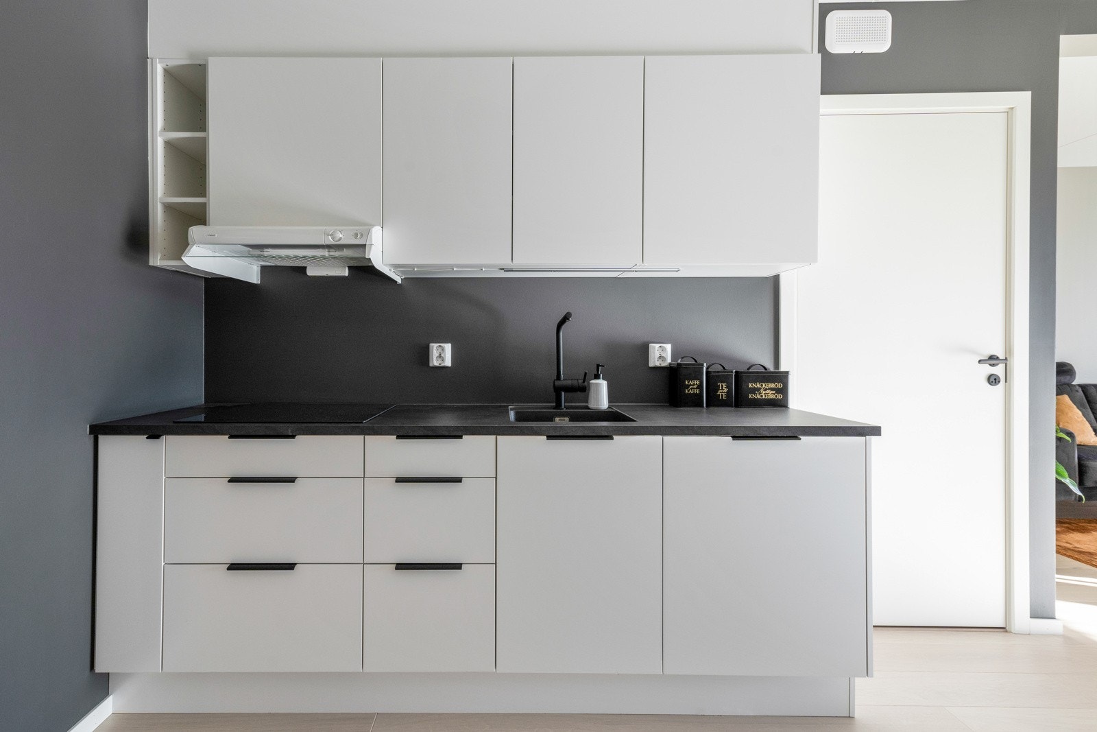 Det er godt med skap -og skuffeplass på kjøkkenet. Galleribilde