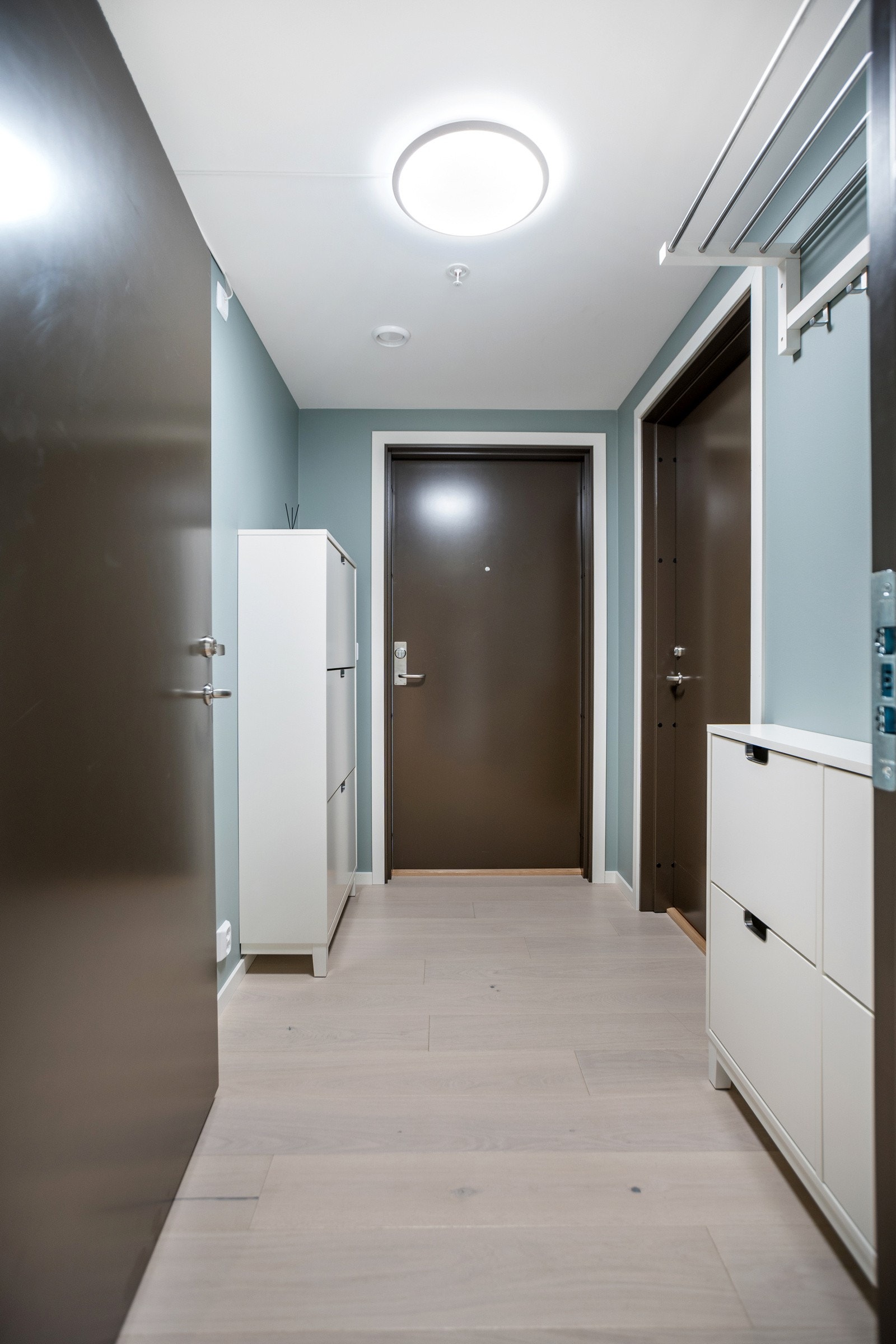 Felles gang med inngang til boligen og utleiedel. Galleribilde