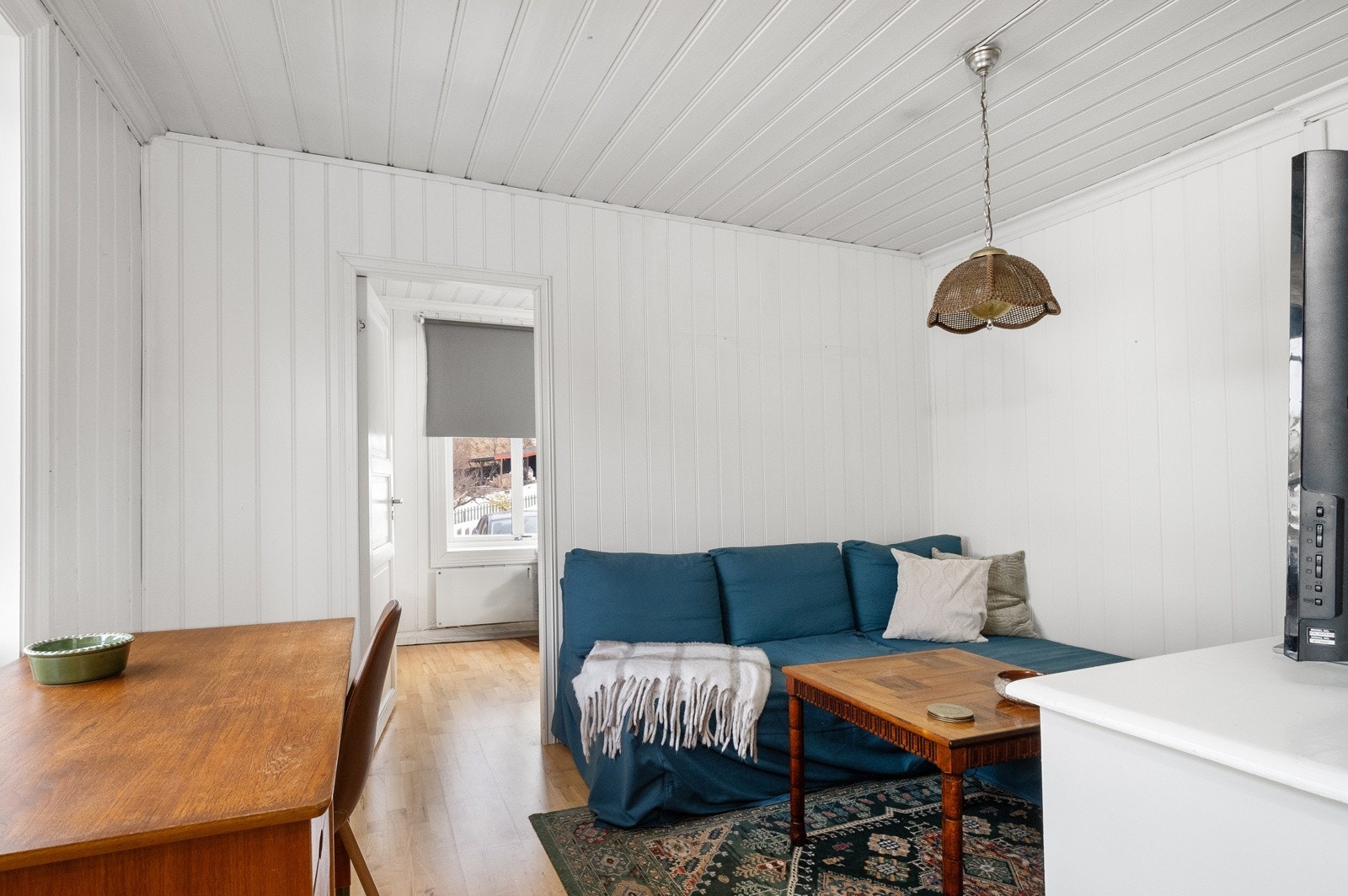 Koselig stue med plass til sofagruppe, samt skrivepult. Galleribilde