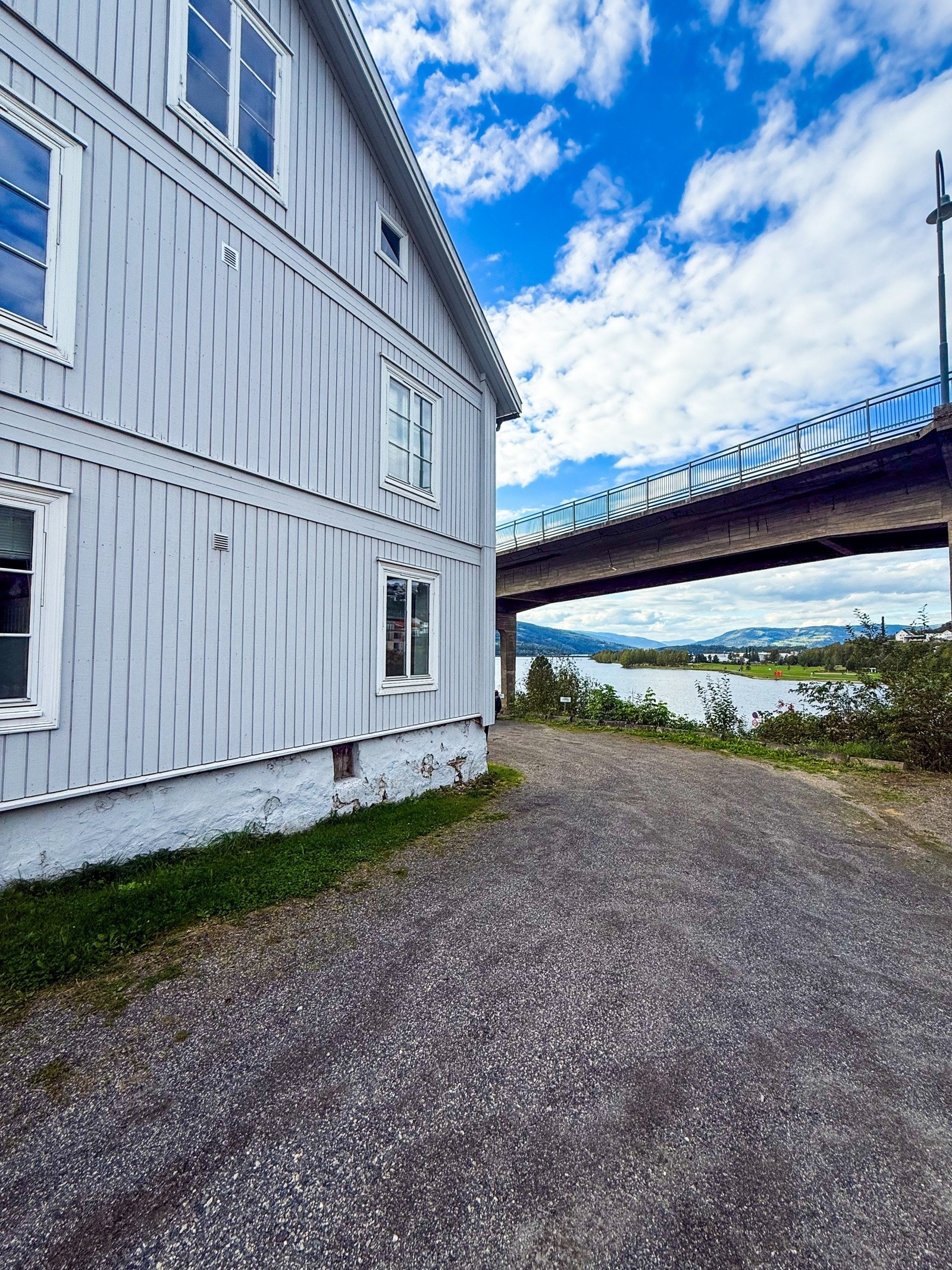 Leilighetsbygget har flott beliggenhet ved Mjøsa med gode muligheter for å bruke fine turstier langs Mjøsa & Lågen. Galleribilde