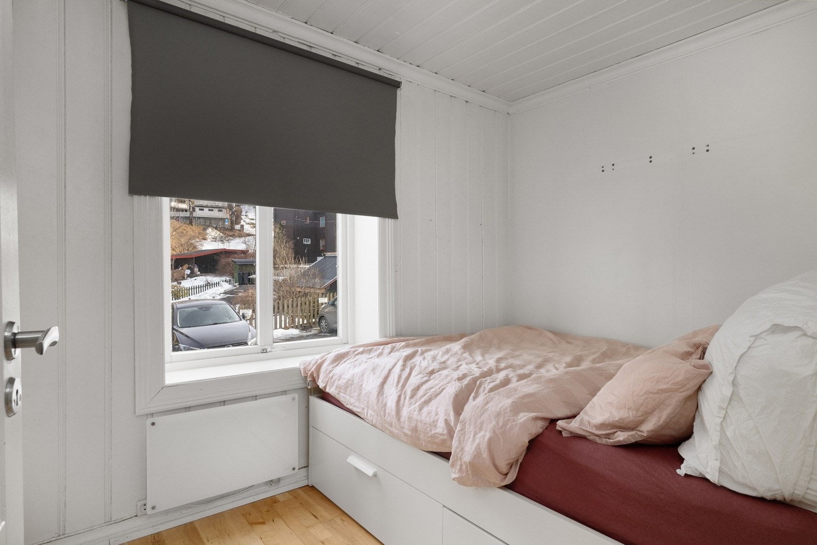 Det er ett soverom i leiligheten med plass til dobbeltseng. Galleribilde