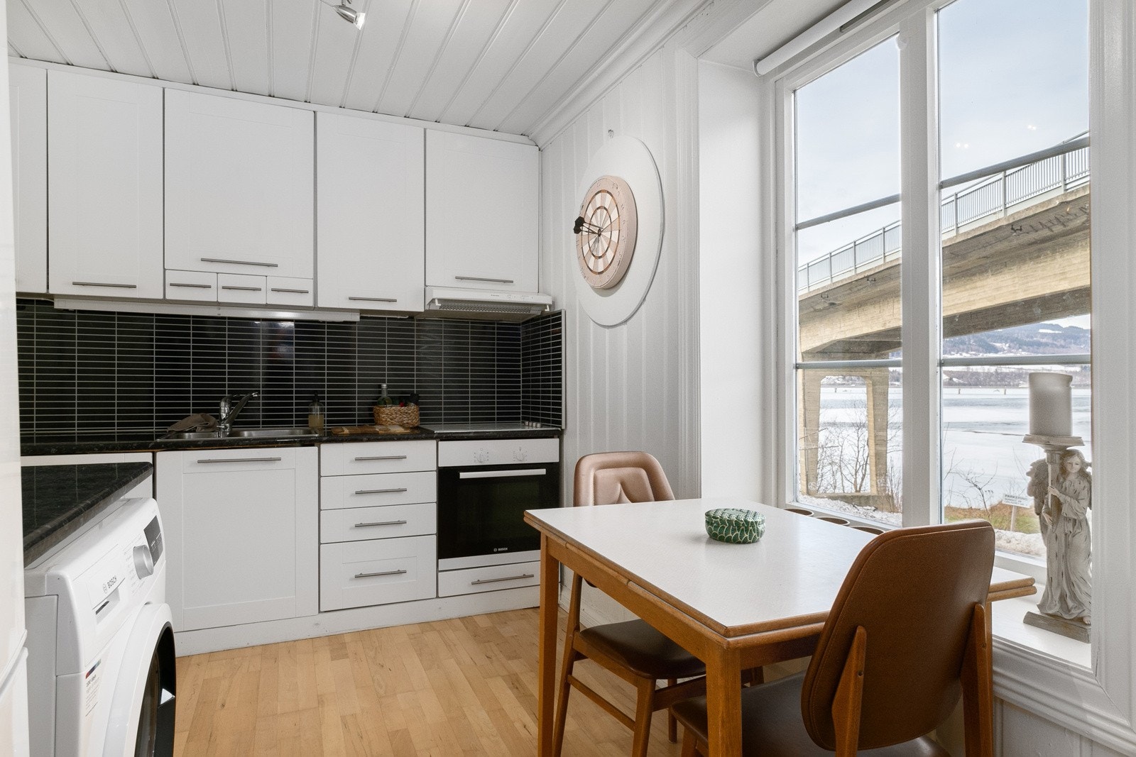 Koselig plass ved vindu til å ha spisebord. Galleribilde