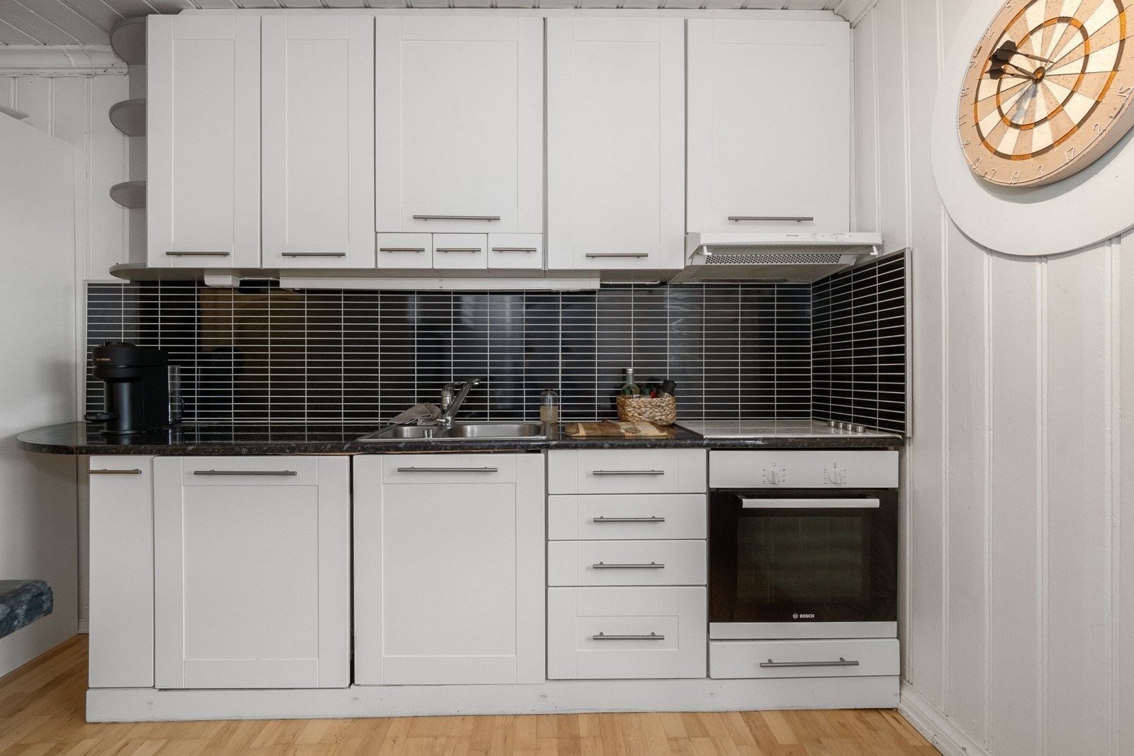 Praktisk kjøkken med integrert komfyr, steketopp & oppvaskmaskin. Galleribilde