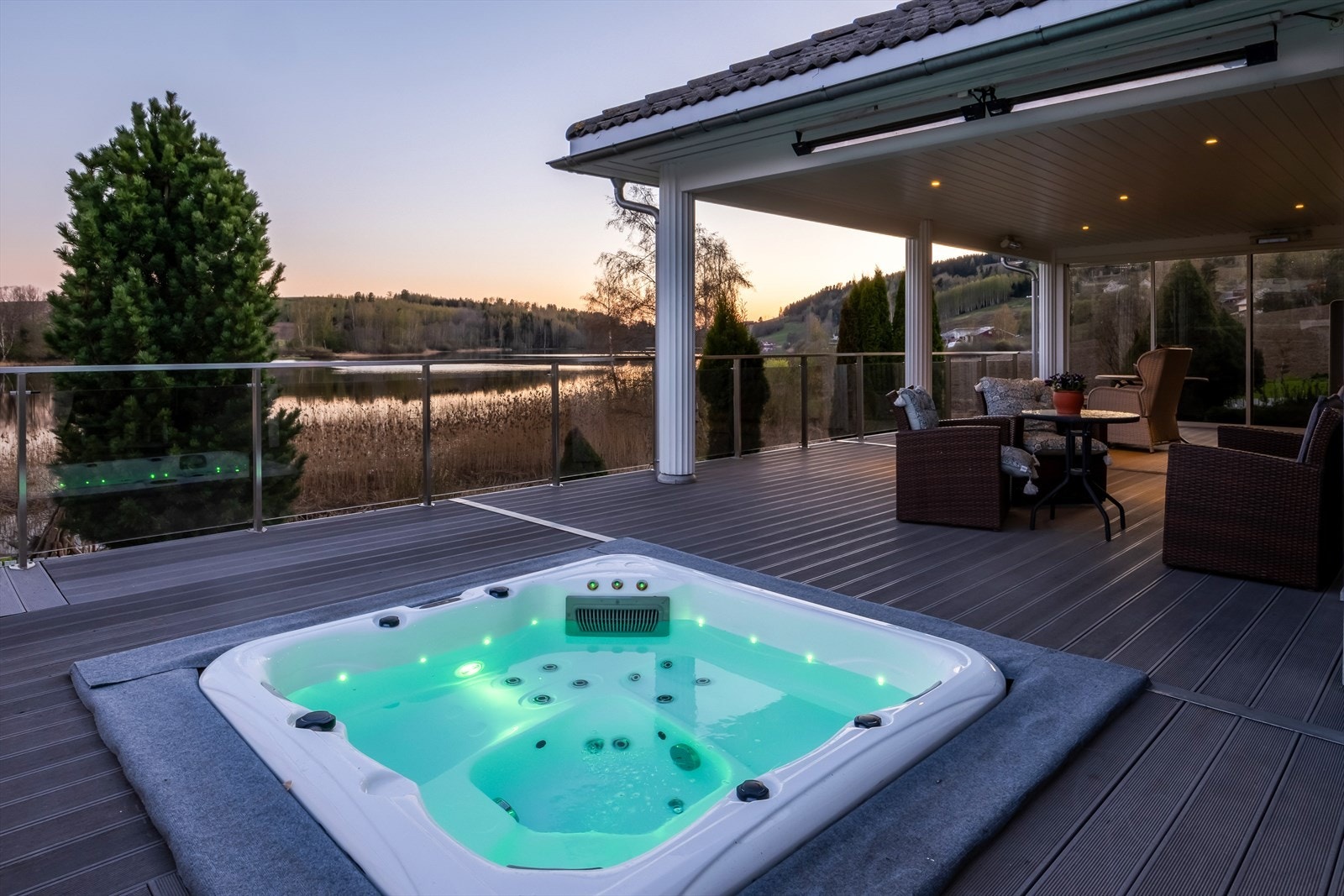 Boligen har en stor og meget flott terrasse med innebygget Jacuzzi. Galleribilde