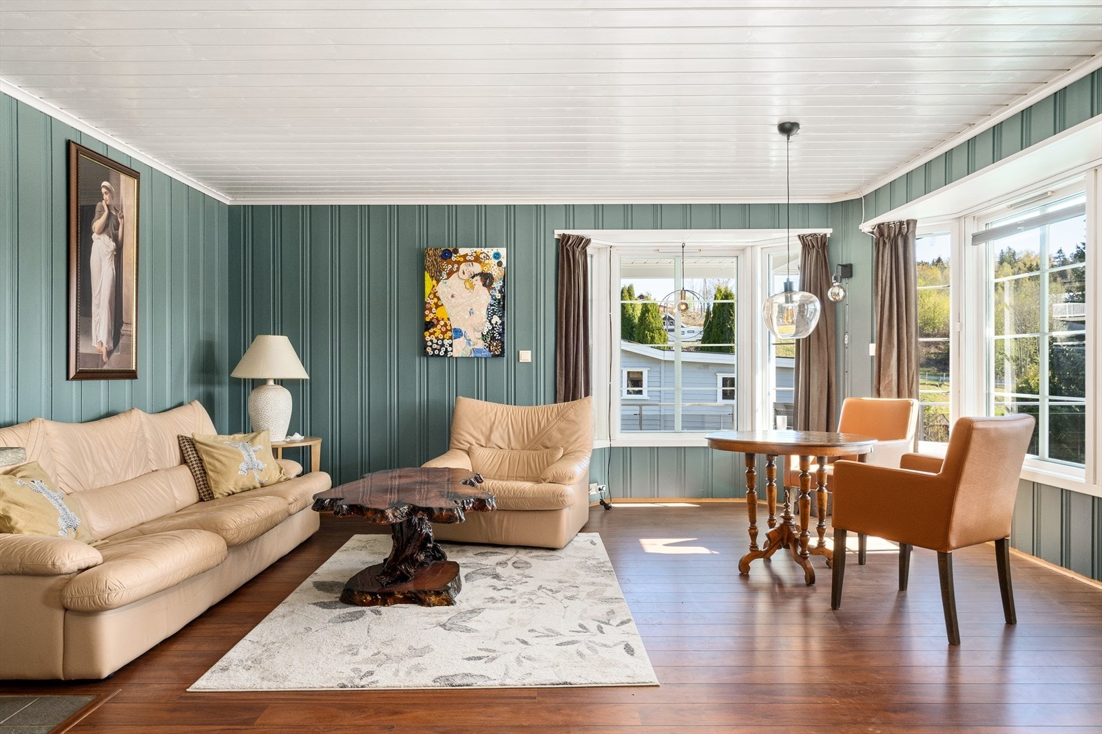 Stuens gode utforming og de tidløse fargevalgene på vegger legger et godt grunnlag for å innrede rommet etter eget ønske. Galleribilde