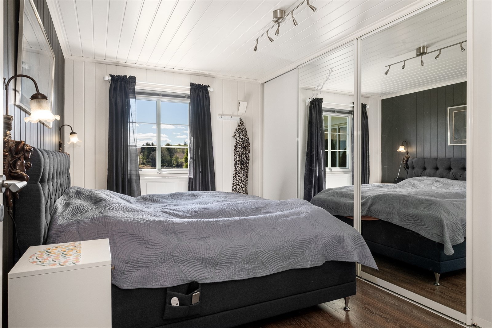 Hovedsoverom med god plass til dobbelseng og mye garderobeskap. Galleribilde