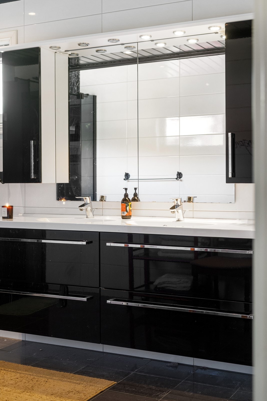 Baderommet har varme i gulv. Galleribilde