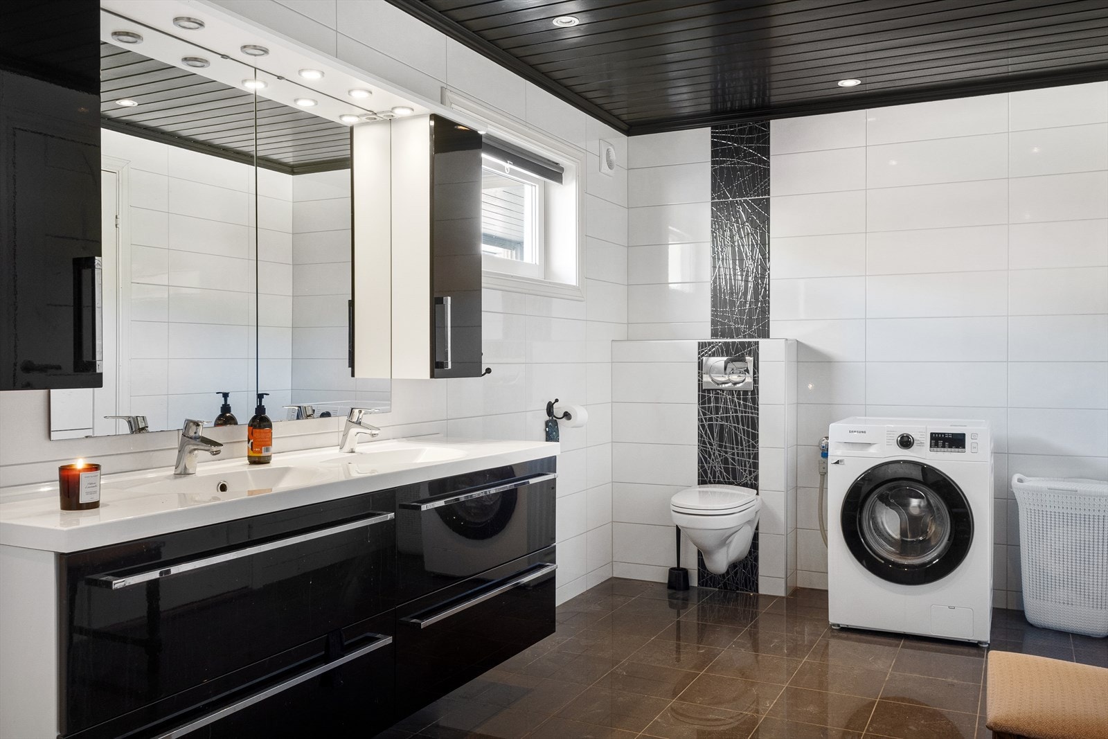 Baderommet i hovedetasjen har flislagte gulv og vegger. Malt trepanel med downlights i himling. Galleribilde