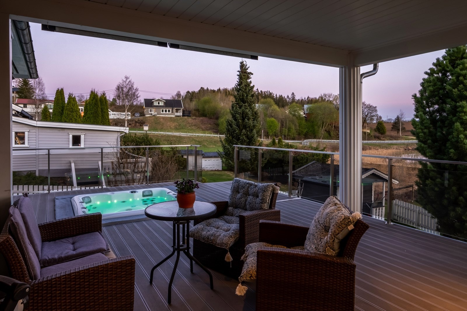 Deler av terrassen er overbygget. Galleribilde