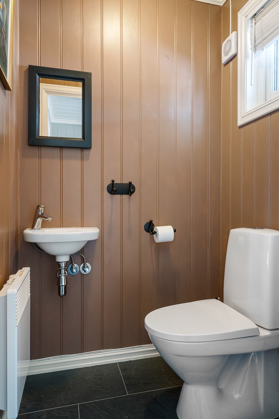 Gjestetoalett ved hovedinngang. Galleribilde