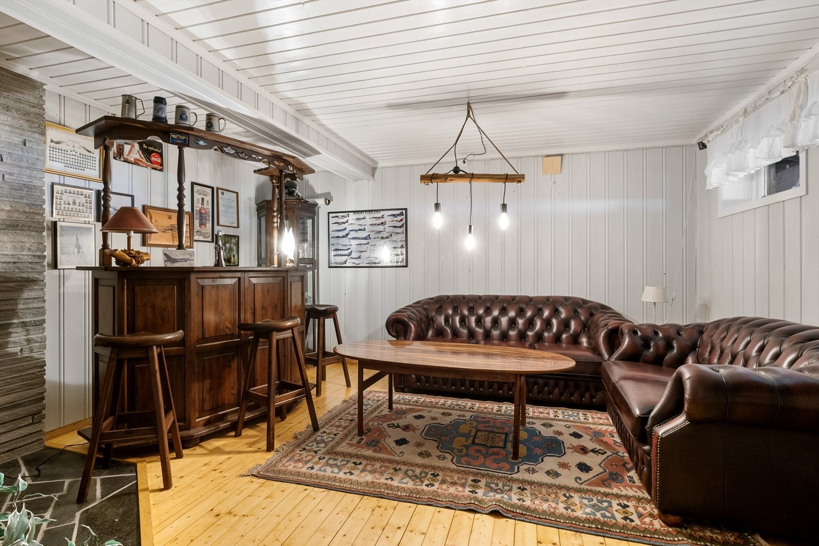 Rom i kjelleren som er innredet som peisestue. (ikke godkjent for varig opphold pga. for små vinduer). Galleribilde