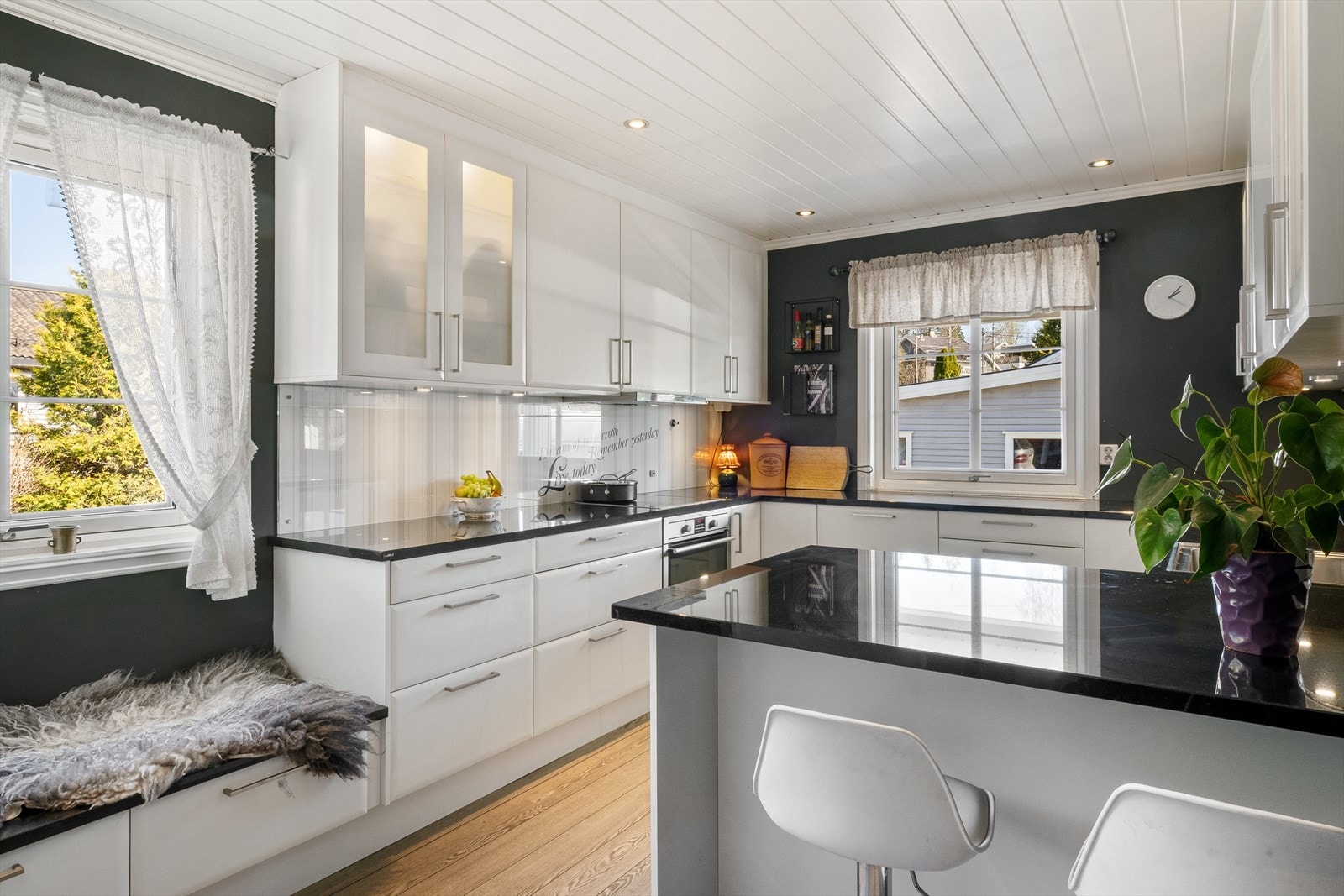 Kjøkken et har en pen og tidløs innredning med glatte fronter. Benkeplate i stein med nedfelt koketopp og vaskekum. Galleribilde