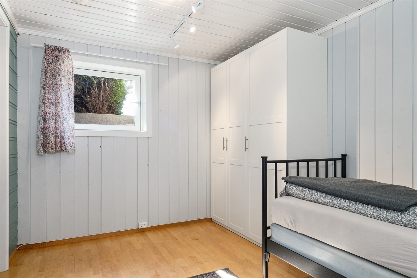 Innredet rom i underetasje som benyttes som soverom. Galleribilde