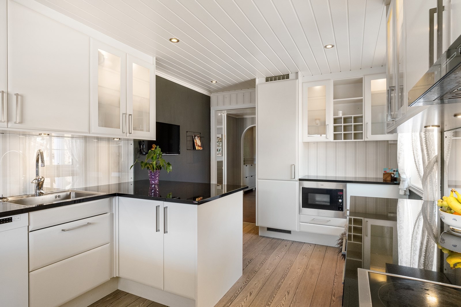 Kjøkkenet har integrert induksjonstopp, stekeovn, kjøleskap, mikro og oppvaskmaskin. Galleribilde