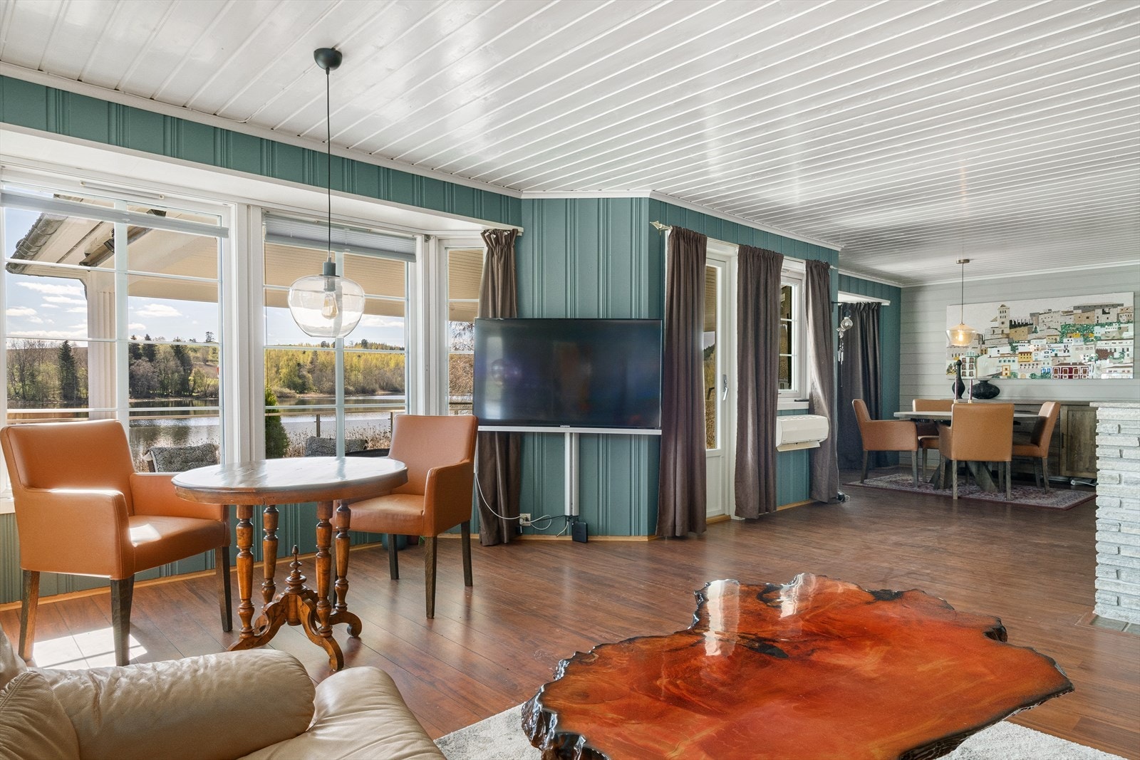 Boligen har en romslig stue med god plass til flere sittesoner. Galleribilde