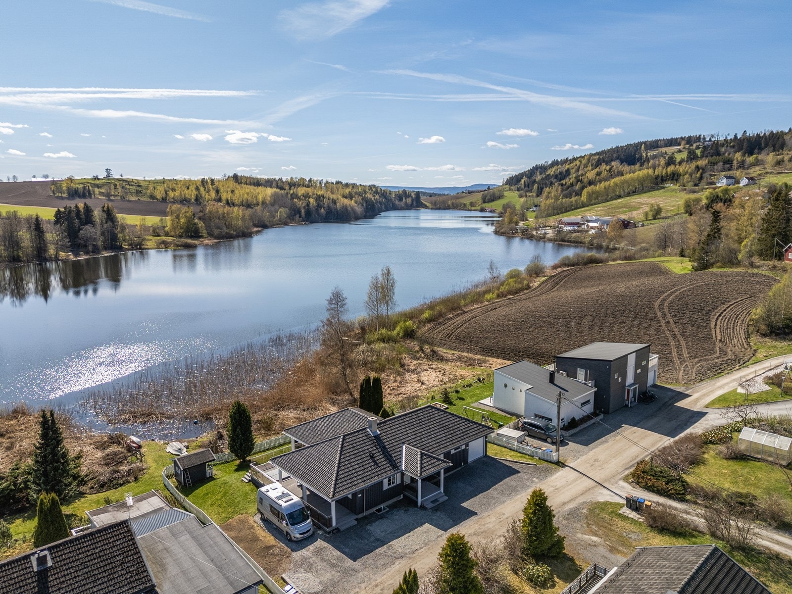 Eiendommen ligger i et veletablert område omkranset av fin natur og sjø. Galleribilde