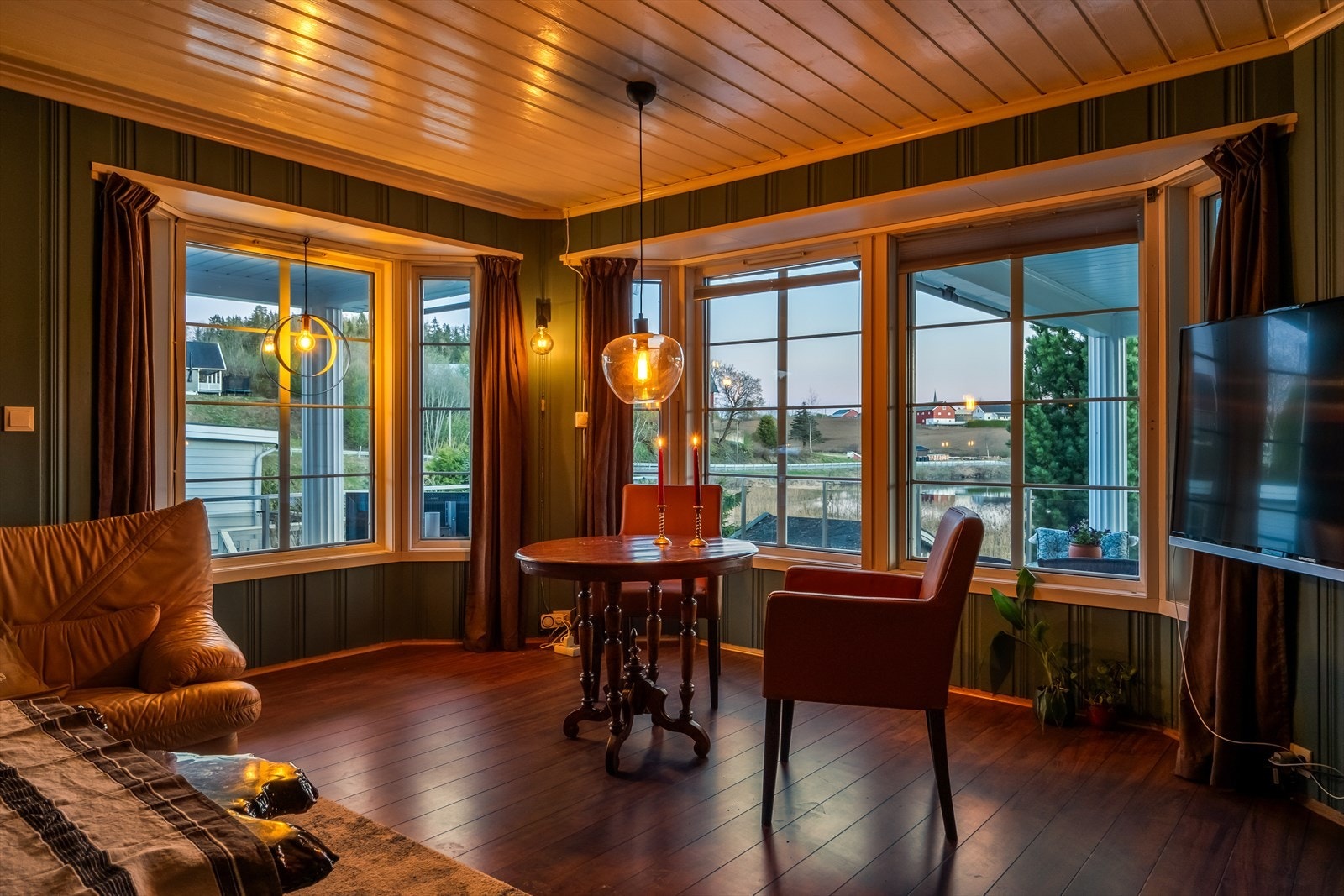 TV-stuedel har rikelig med glassflater som gir godt med naturlig lys. Galleribilde