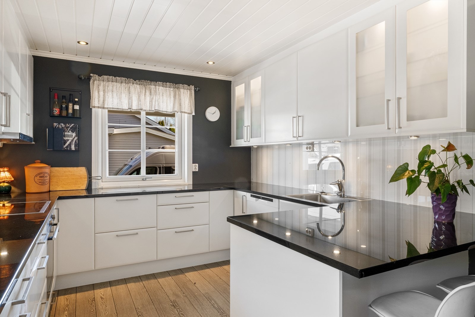 Kjøkkenet har rikelig med skap- og benkeplass. Galleribilde