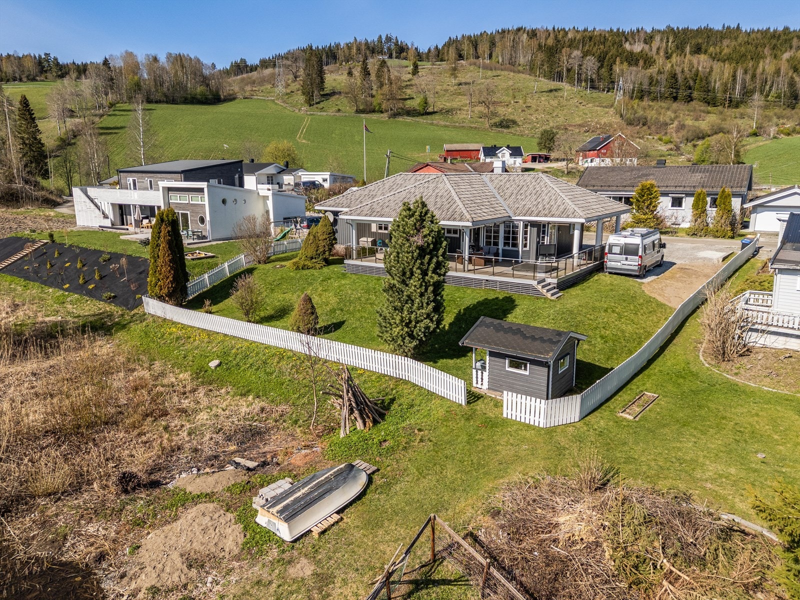 Tomten er ca 804 m² og er tilnærmet flat og noe skrånet for sydlig del. Pent opparbeidet med plen, prydbusker og annen beplantning. Galleribilde