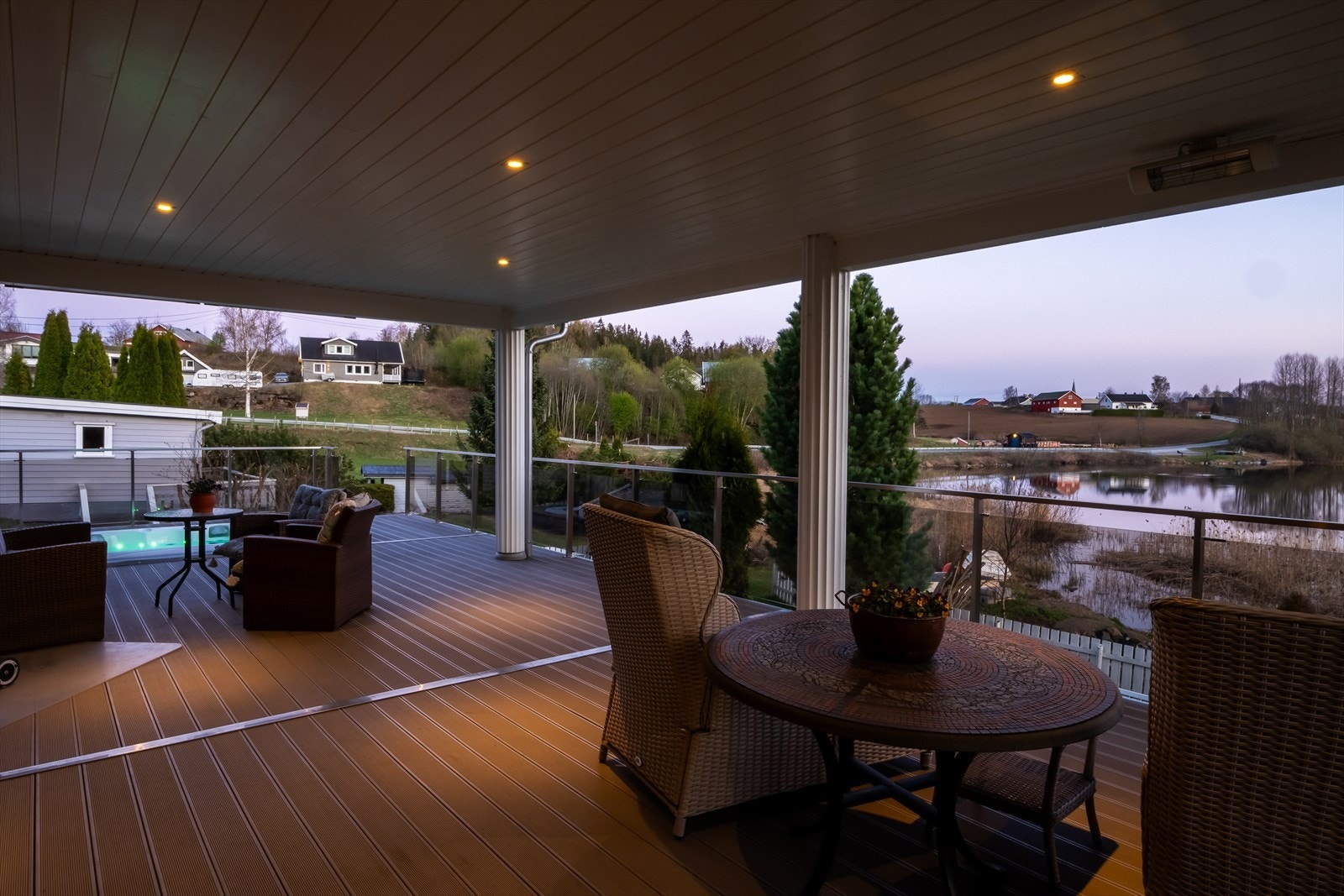 Terrassen har plass til flere sittesoner. Galleribilde