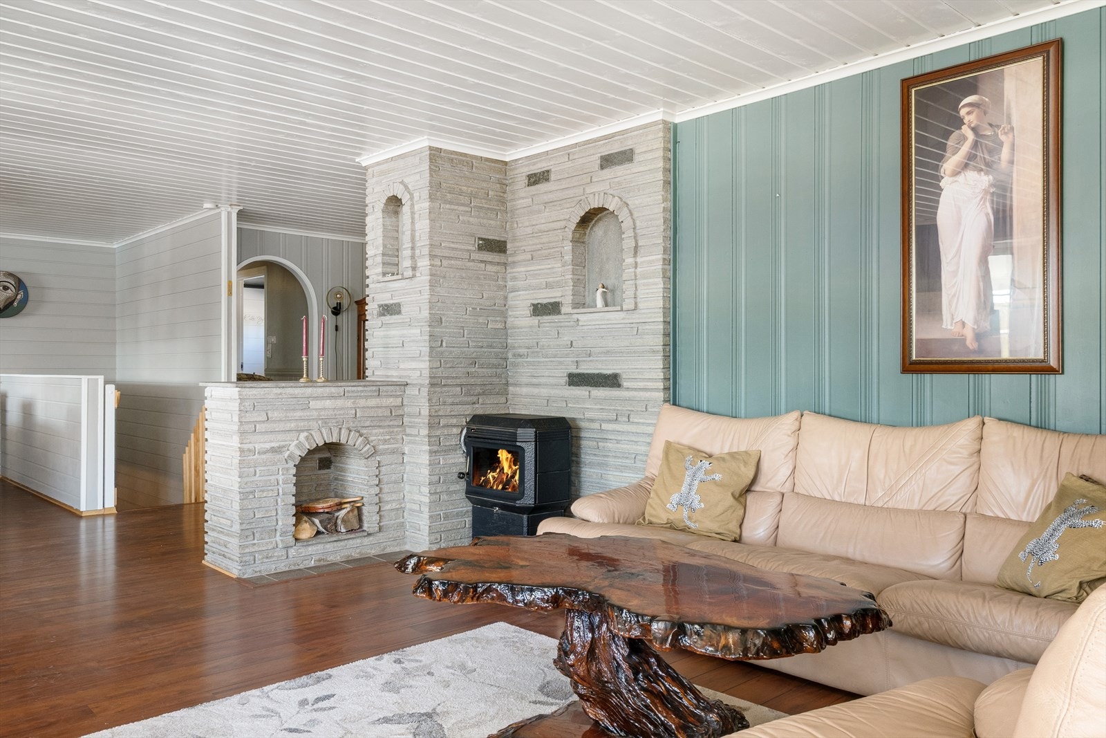 Stuen er malt opp i lune- og behagelige veggtoner. Galleribilde