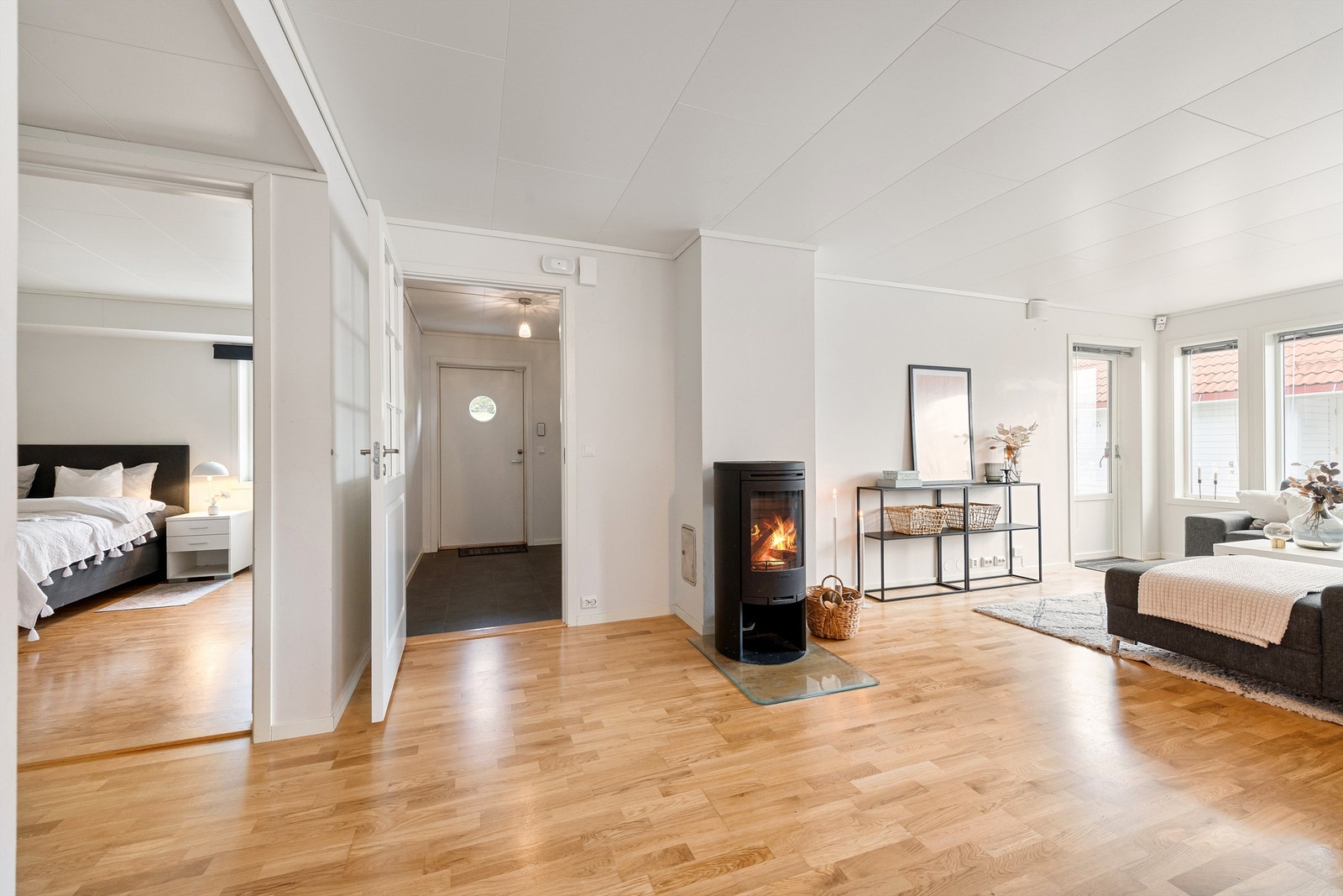 Peisovn med glassdør i stue gir god varme gjennom vinterhalvåret Galleribilde