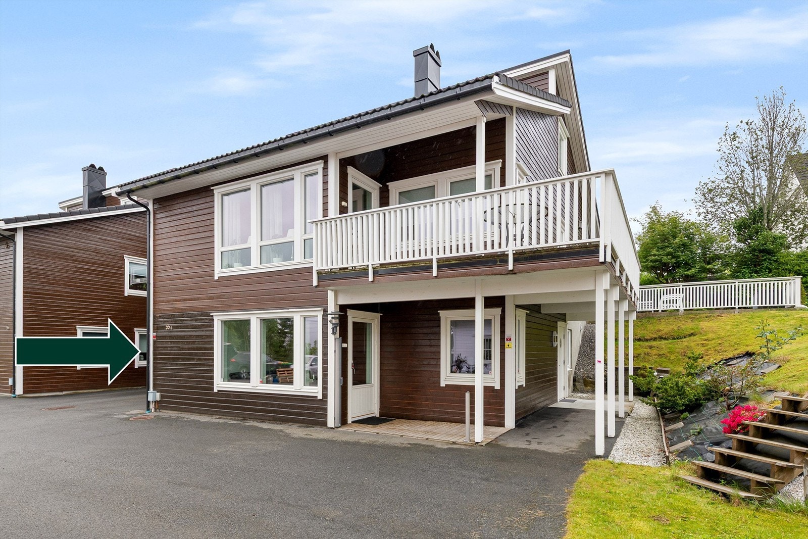 I nærområdet finner du flere barnehager, skoler og idrettsanlegg, noe som gjør området svært attraktivt for både barnefamilier og aktive voksne Galleribilde