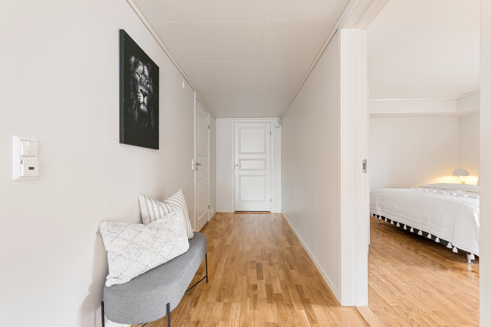 Bildet er tatt fra stue/kjøkken mot hovedsoverom til høgre, bad til venstre og bod rett frem Galleribilde