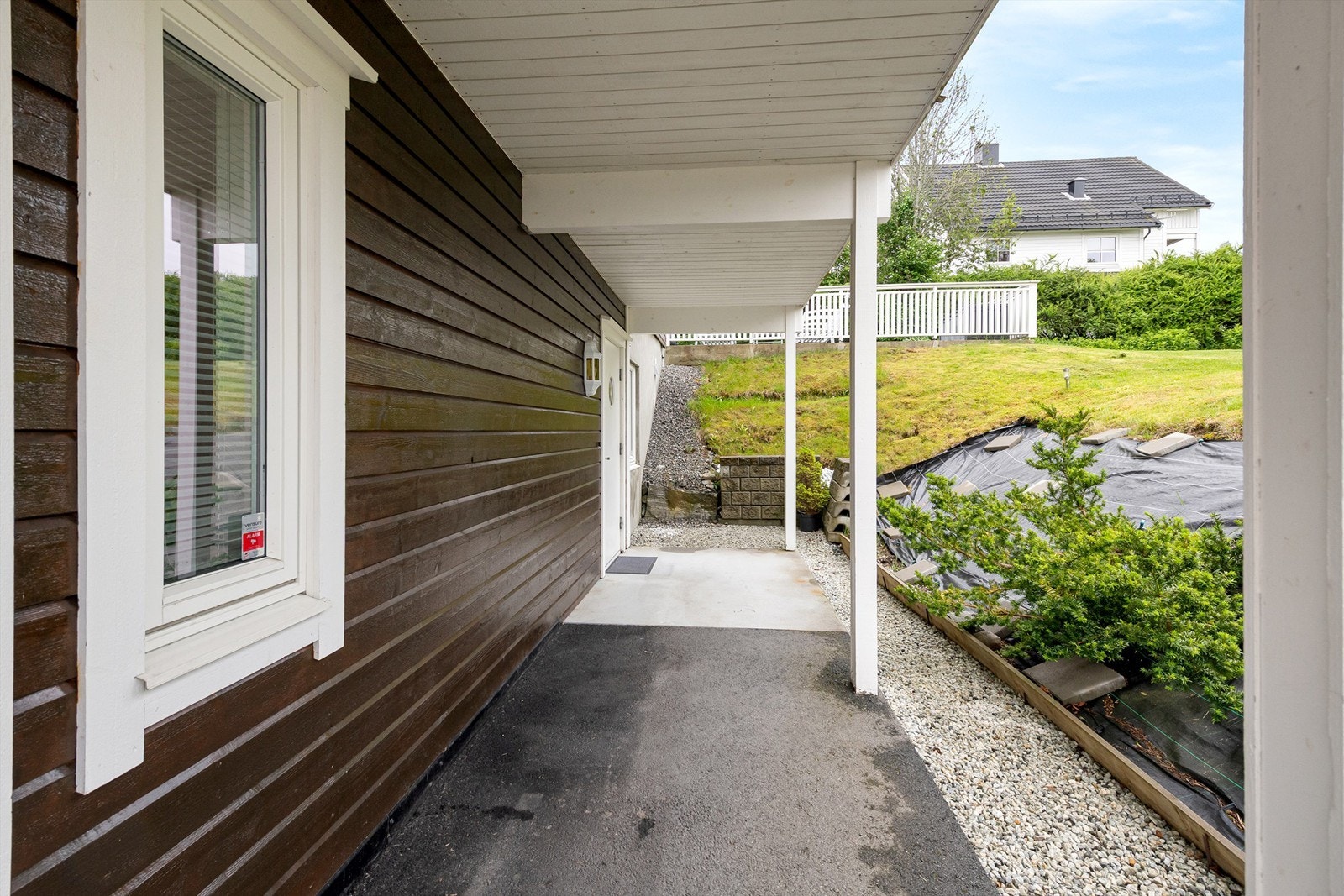 Offentlig transport er godt ivaretatt, med busstopp ca. 100 meter unna, og Moa trafikkterminal like ved Galleribilde