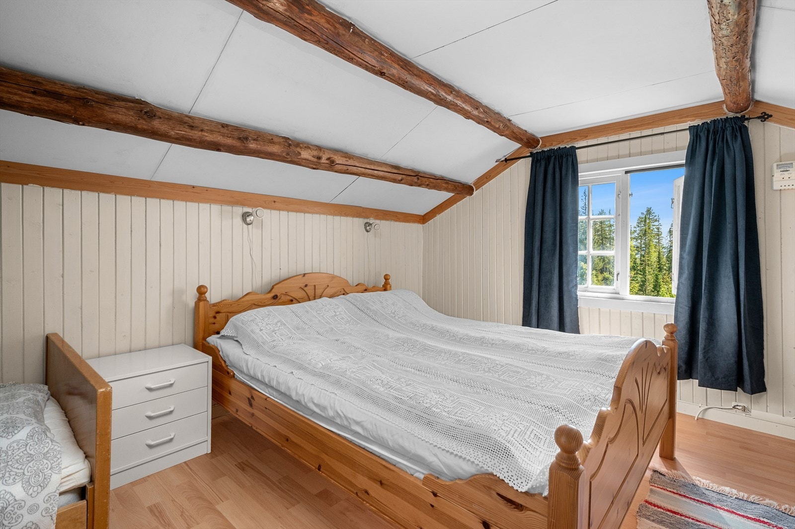 Romslig rom som benyttet som soverom i 2. etasje med god plass til dobbeltseng og div. skapløsninger. Galleribilde