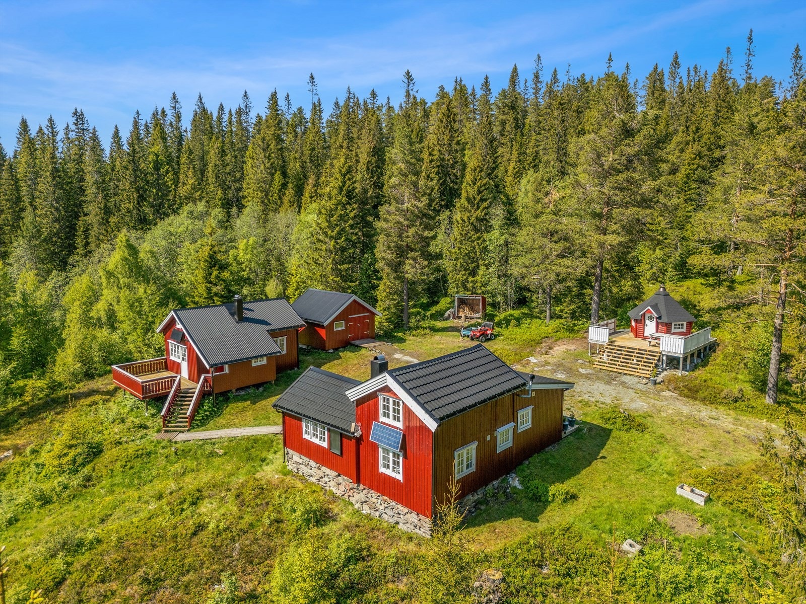 Velkommen til Kvennsjøvegen 296! En praktfull fritidseiendom med frodige og naturskjønne omgivelser. Galleribilde