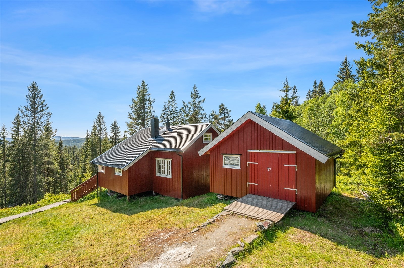 Eiendommen har i tillegg et uthus som gir gode muligheter for ekstra lagringsplass. Galleribilde