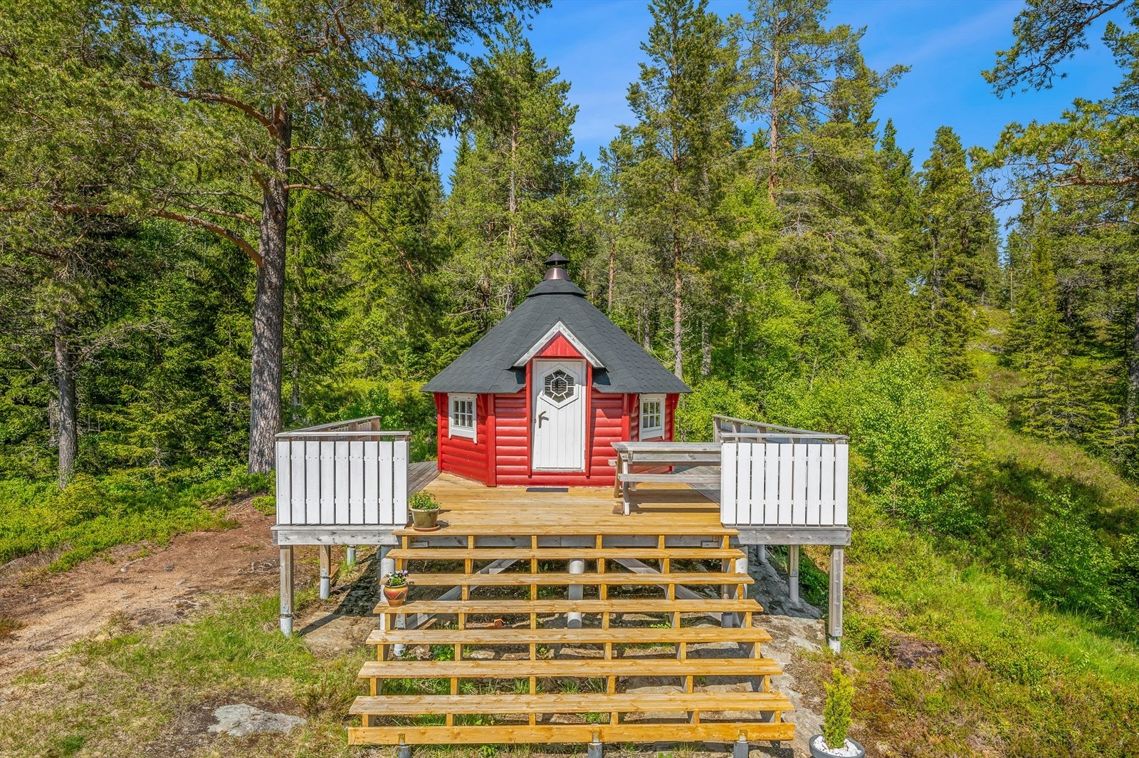 Praktisk og attraktiv grillhytte som er et flott tilskudd til eiendommen ved hyggelige sammenkomster. Her kan man grille og kose seg i godt lag! Galleribilde