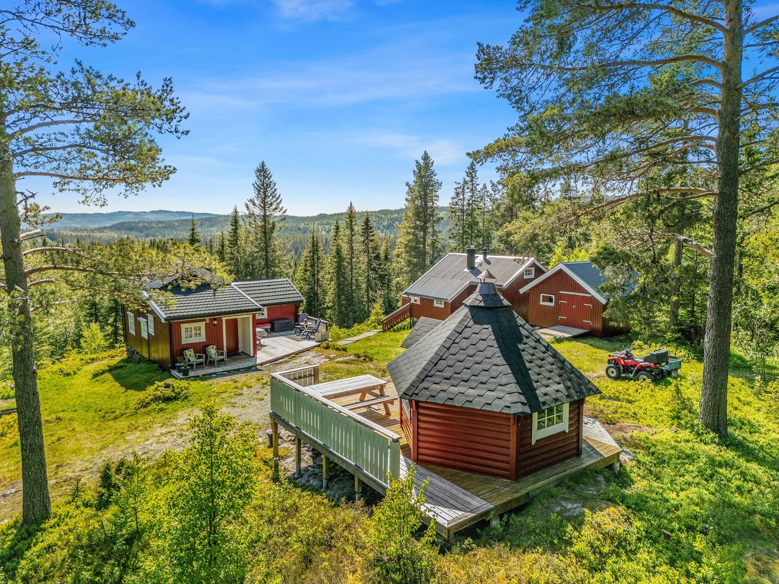 Eiendommen består av blant annet hytte, anneks, uthus og grillhytte. Galleribilde