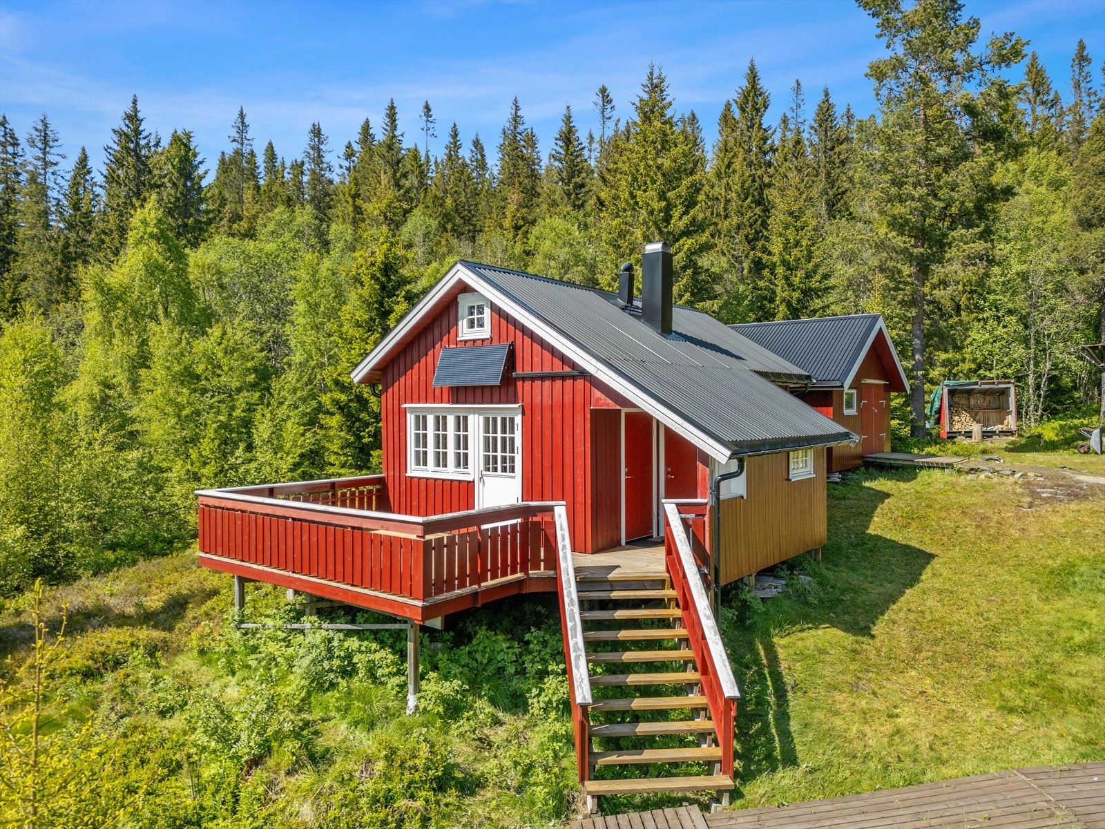Både hytta og anneks har montert solcellepanel. Galleribilde
