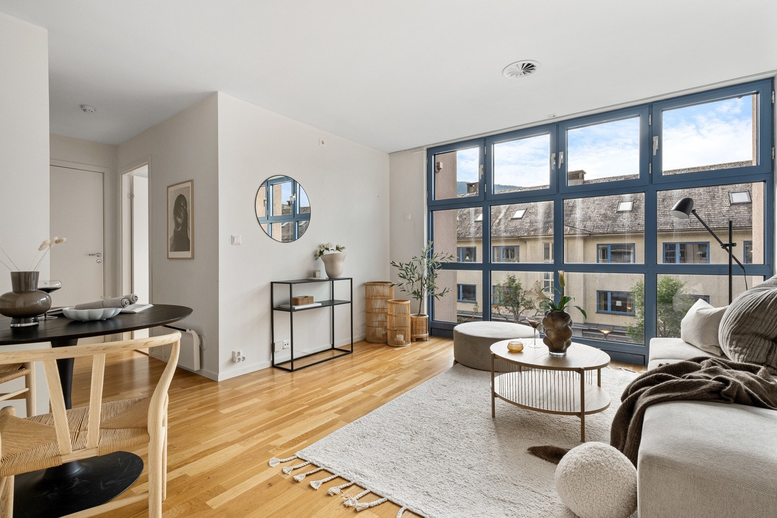 Stue med store vindusflater i front som vender ut mot hyggelige Vangsgata. Galleribilde