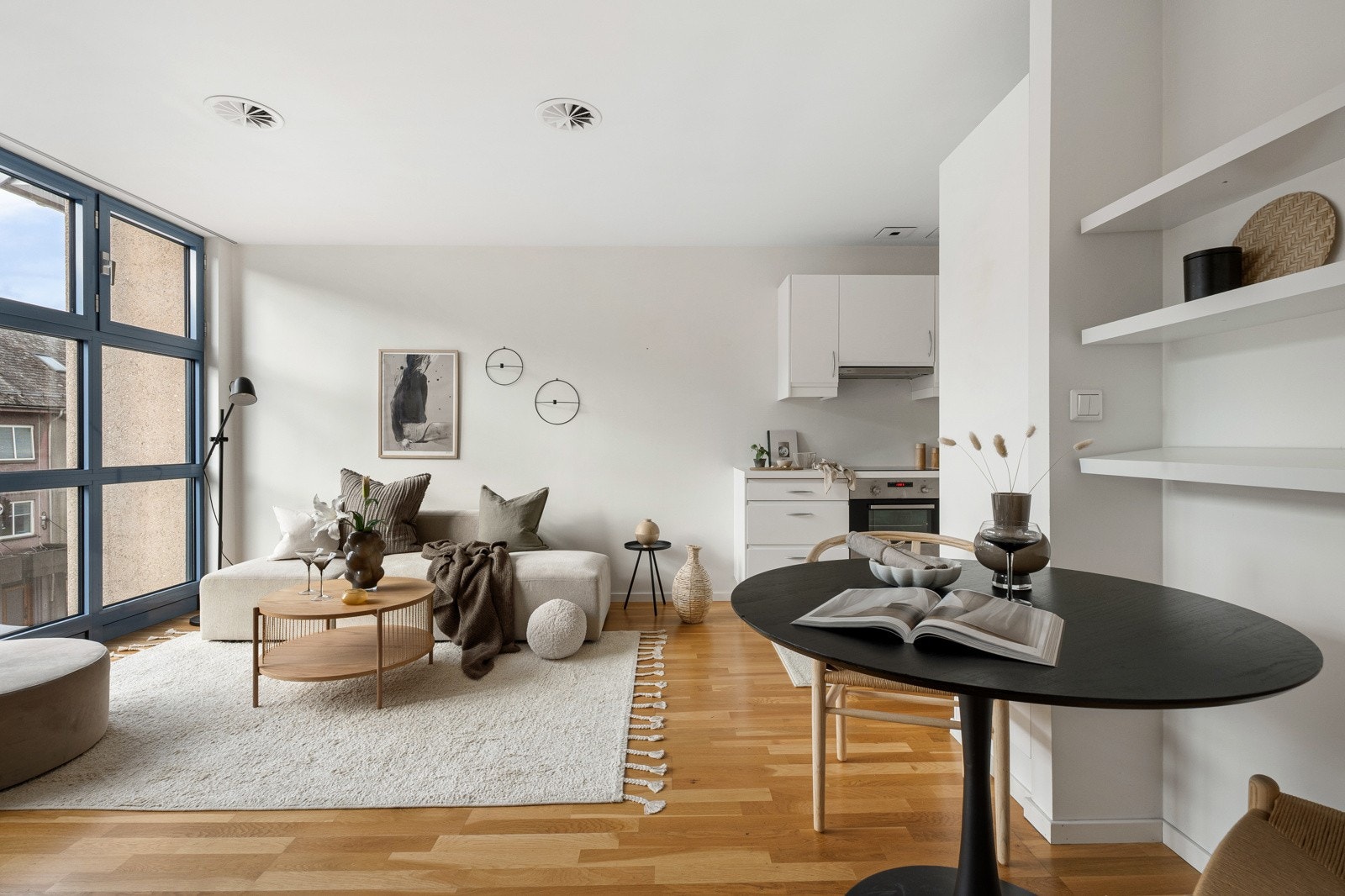 Stue med plass til sofagruppe og spisebord. Galleribilde