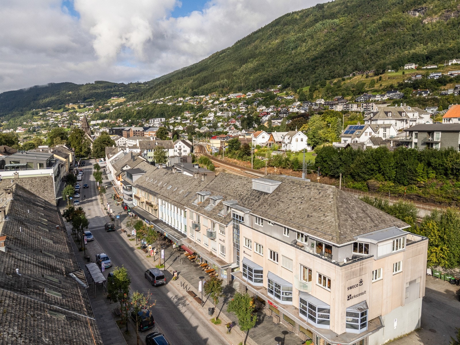 Gangavstand til Knutepunktet med kollektivtransport, Voss Gondol, et mangfold av butikker, kaféer, treningssenter og Kulturhus. I Prestegardsmoen er det vakre turstier, badeplasser, Vossabadet og idrettsanlegg. Galleribilde