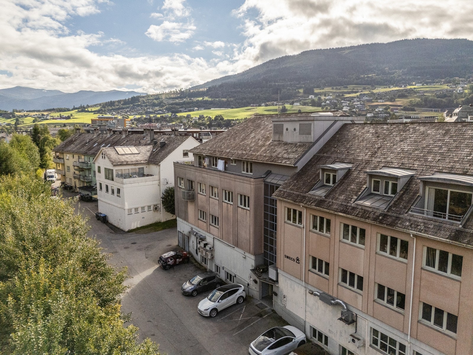 P-plass kan leies, med parkering på baksiden av bygget. Galleribilde