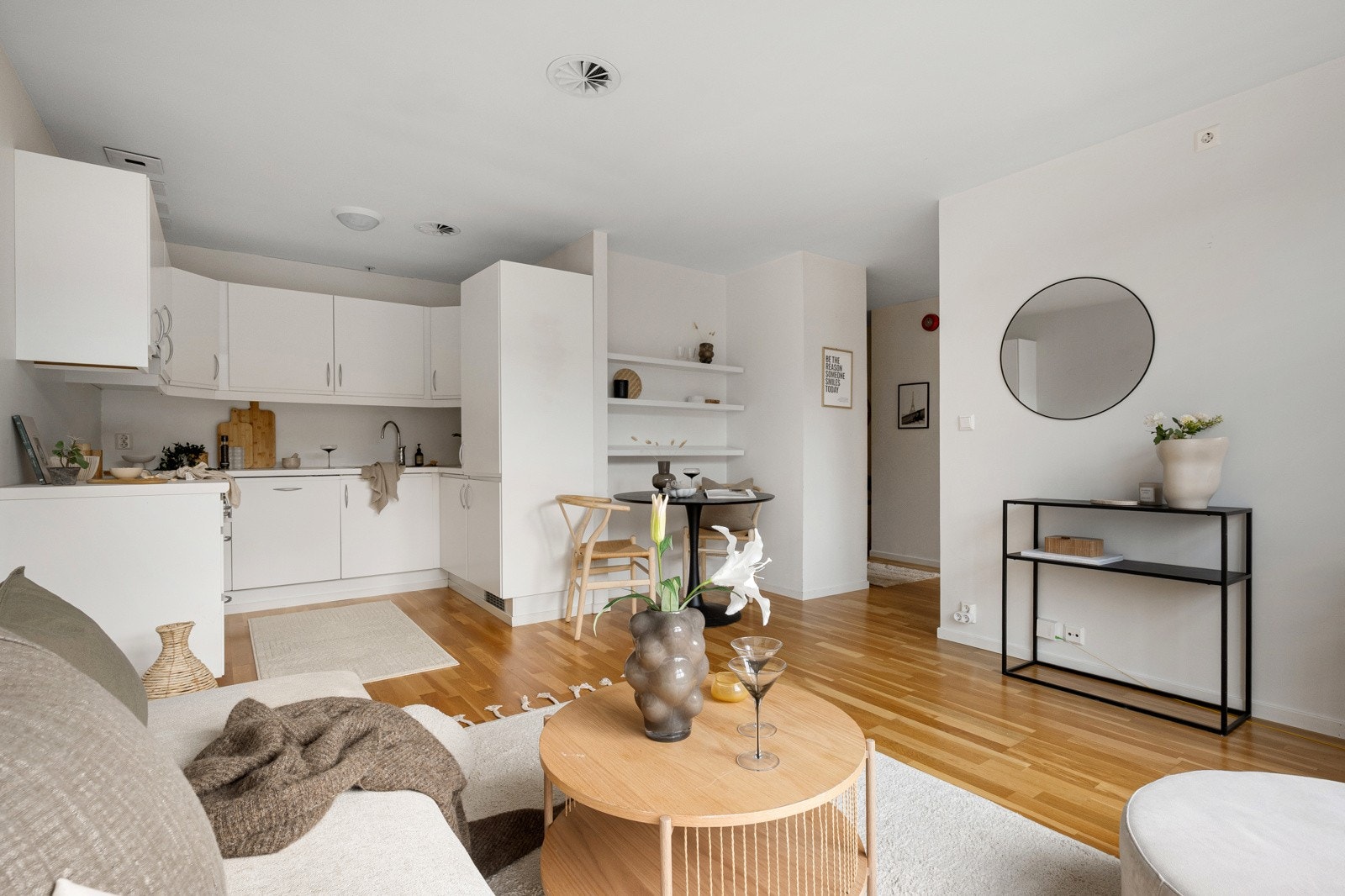 Leiligheten har en effektiv planløsning, med bl.a. stue og kjøkken i åpen løsning. Galleribilde