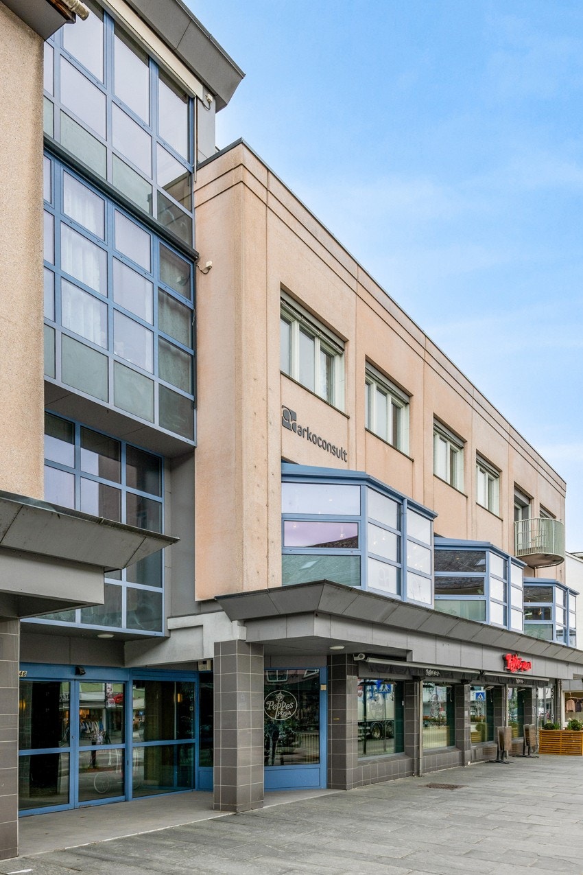 Inngangsparti fra gateplan i Vangsgata. Det er også inngang fra baksiden av bygget. Galleribilde