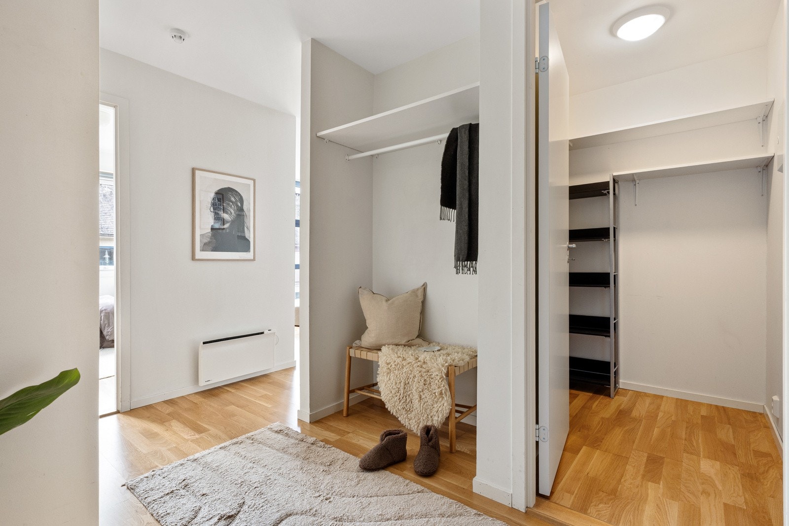 Gang med tilkomst til innvendig bod. Galleribilde