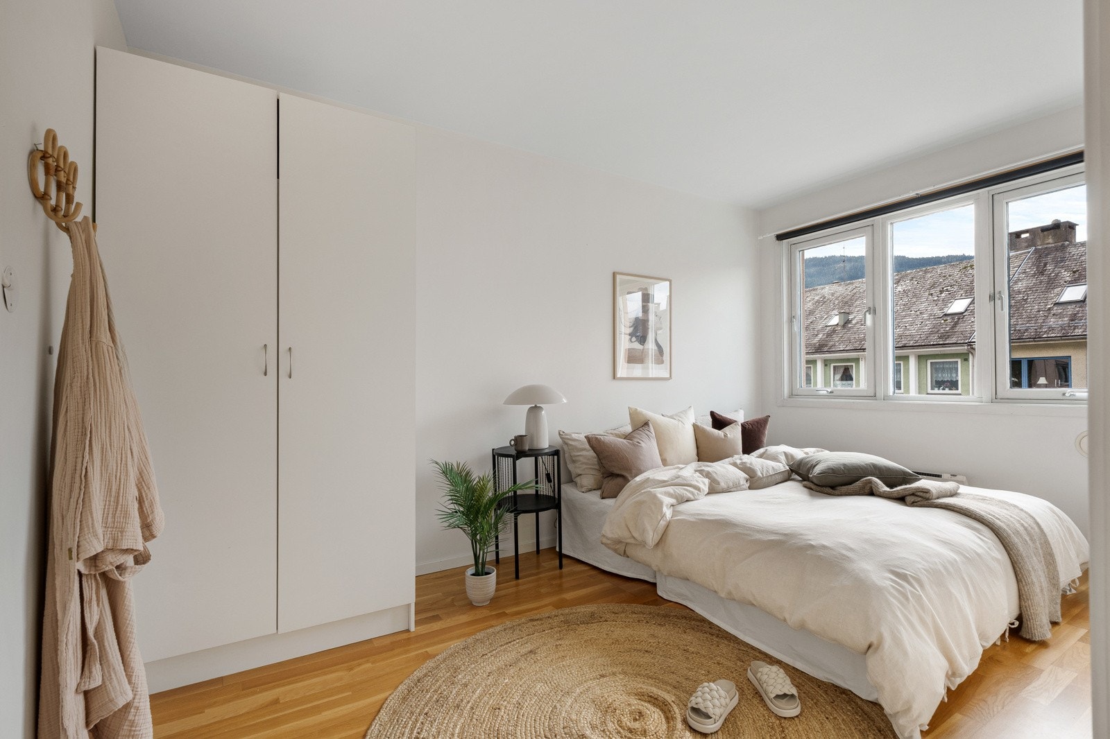 Soverommene har garderobeskap og plass til dobbeltseng. Galleribilde