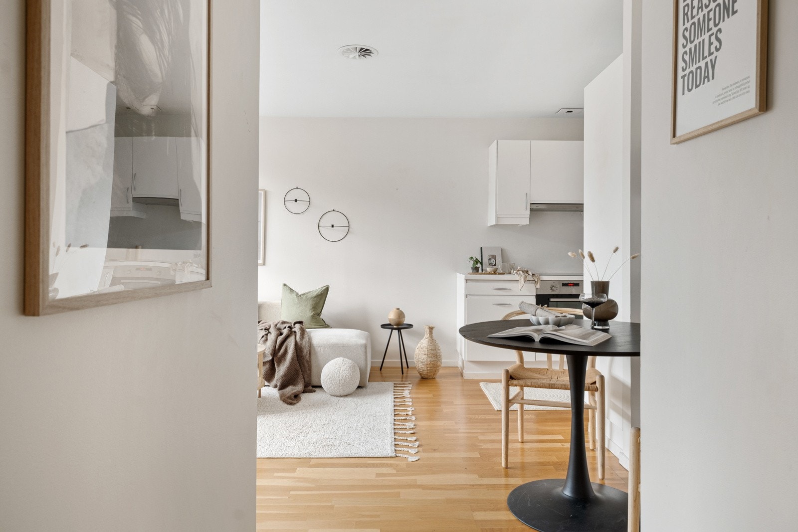 Leiligheten har fine, tidløse kvaliteter med parkett på alle gulv og lysmalte plater på vegger og tak. Galleribilde