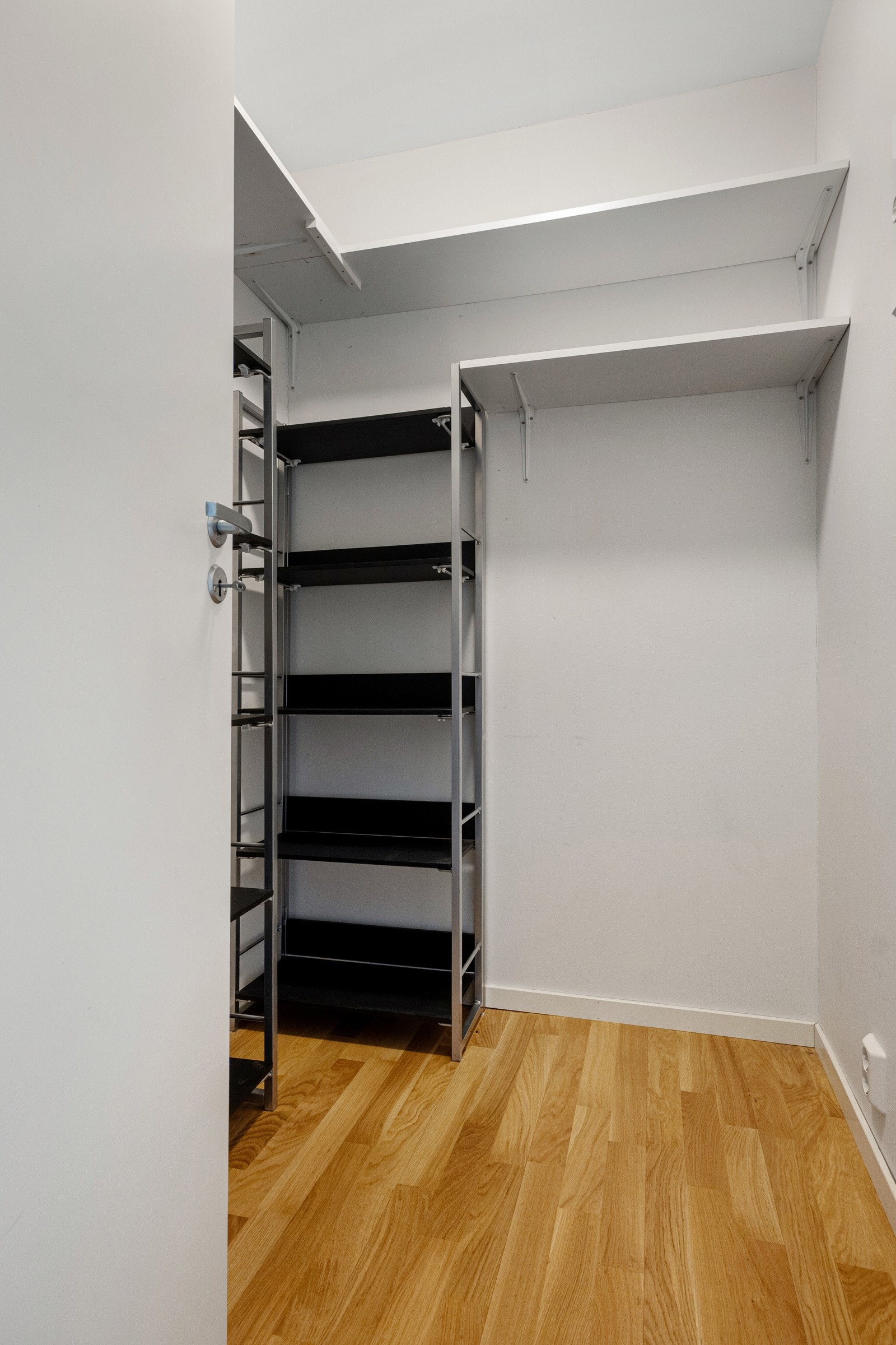 Innvendig bod i tilknytning til gang, i tillegg er her lagringsplass i bod i kjeller. Galleribilde