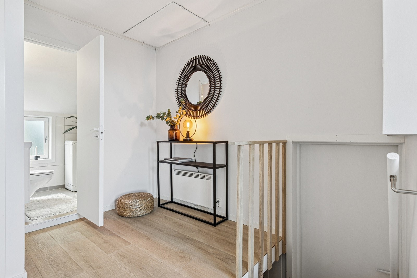 De månedlige fellesutgiftene er på kr. 2.010,- og inkluderer bl.a. varmtvann, TV/Internett, brannalarmanlegg m/utrykning, felles bygningsforsikring mm. Galleribilde